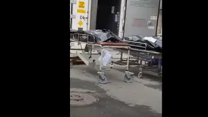 Oameni decedaţi, puşi pe tărgi în saci negri, au fost filmaţi în faţa morgii Spitalului Judeţean Constanţa de către aparţinători 