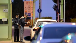 Şase poliţişti de frontieră, trimişi în judecată. Sunt acuzaţi că au luat mită de sute de ori de la şoferi 