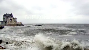 Constanţa: Vremea rea a alungat turiştii de pe plaje