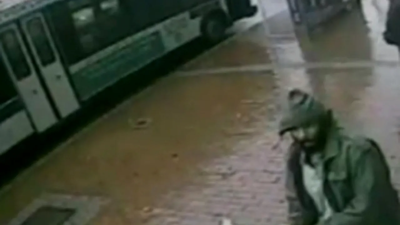 Un bărbat a atacat cu un topor patru poliţişti din New York, rănind doi dintre ei. Agresorul, un adept al jihadului - VIDEO