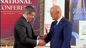 Emil Boc, decorat cu „Medalia Democrației”, cea mai înaltă distincție a Parlamentului Republicii Moldova