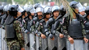 Thailanda: Poliţia trage focuri de avertizare la o manifestaţie antiguvernamentală - VIDEO