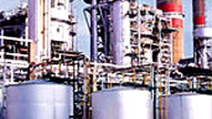 Rafinăria Petrotel intră în revizie tehnică, iar unii angajaţi ar putea primi concediu fără plată
