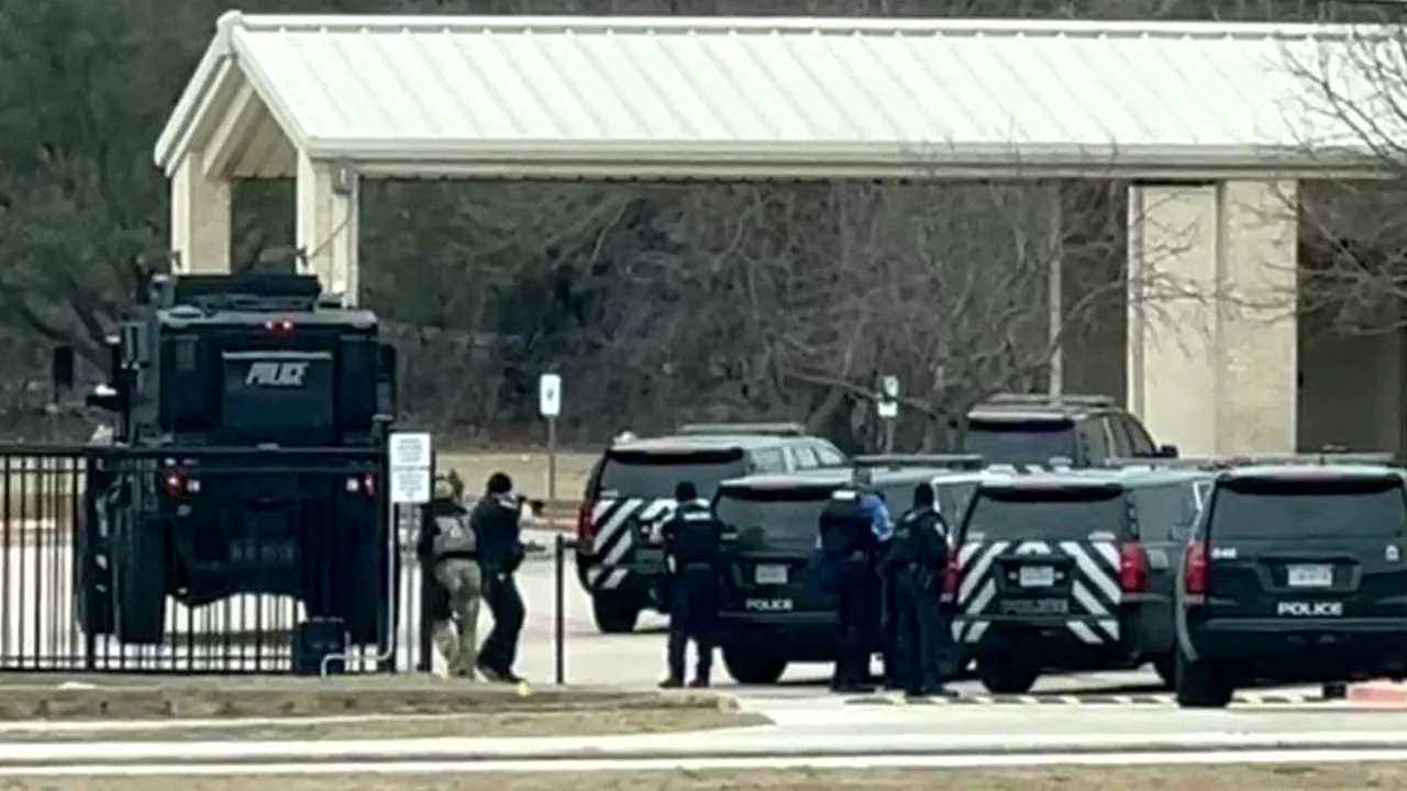 Un bărbat înarmat a luat ostatici într-o sinagogă din Texas

