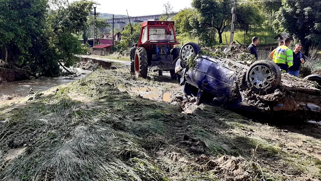 Efectele inundaţiilor din Vâlcea: familii izolate, maşini luate de viitură, podeţe şi drumuri rupte GALERIE FOTO