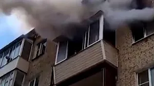 VIDEO Şi-a aruncat copiii de la ultimul etaj în timpul unui incendiu. Este remarcabil ce au făcut oamenii de pe stradă