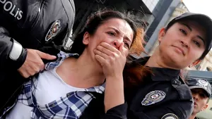 Manifestaţii ilegale la Istanbul cu ocazia Zilei Internaţionale a Muncii: Poliţiştii au reţinut 137 de persoane | VIDEO