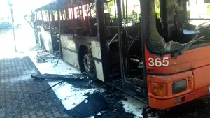 Un autobuz cu 15 călători a luat foc în mers, în Arad. Vehiculul a ars în totalitate | FOTO