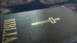 Biblia de opt kilograme şi o biblie pentru telefonul mobil, expuse la Cluj-Napoca