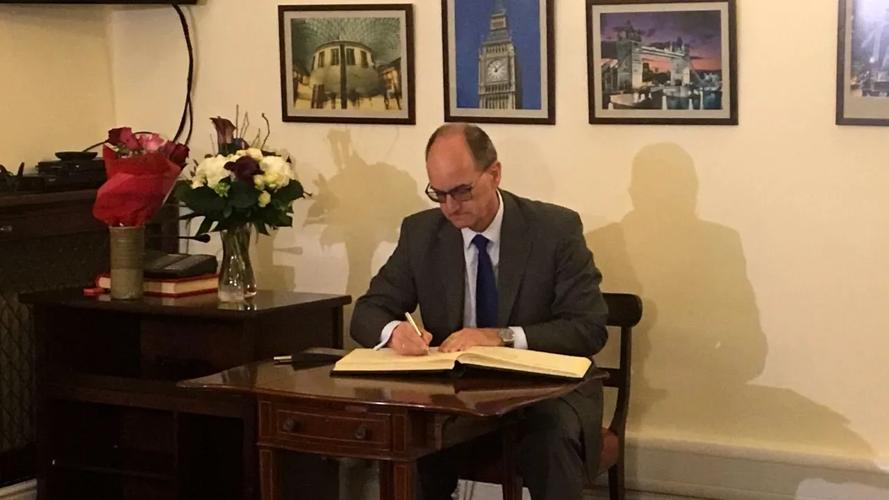 FOTO Carte de condoleanţe, deschisă la Ambasada Marii Britanii de la Bucureşti