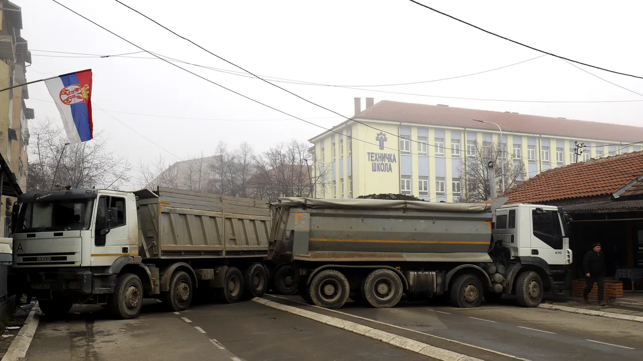 Noi tensiuni în Kosovo. Etnicii sârbi blochează străzi în oraşul Mitroviţa