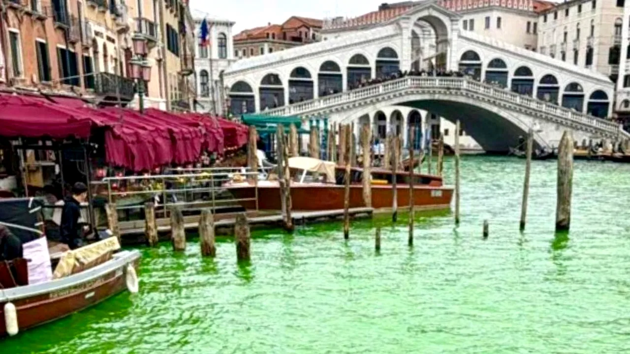 Acțiune de protest a Gretei Thunberg / A colorat apa mai multor canale din Veneția în verde