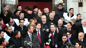 A doua dezbatere electorală: Iohannis arată poza cu lideri PSD lângă şeful CJ Argeş. Ponta: CSM e garantul independenţei justiţiei