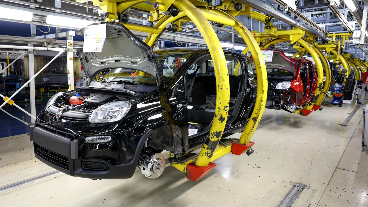 Stellantis mută o parte din producţia de vehicule electrice din China în Europa / Taxele impuse de UE vor aduce mai mulţi producători auto chinezi pe continentul european