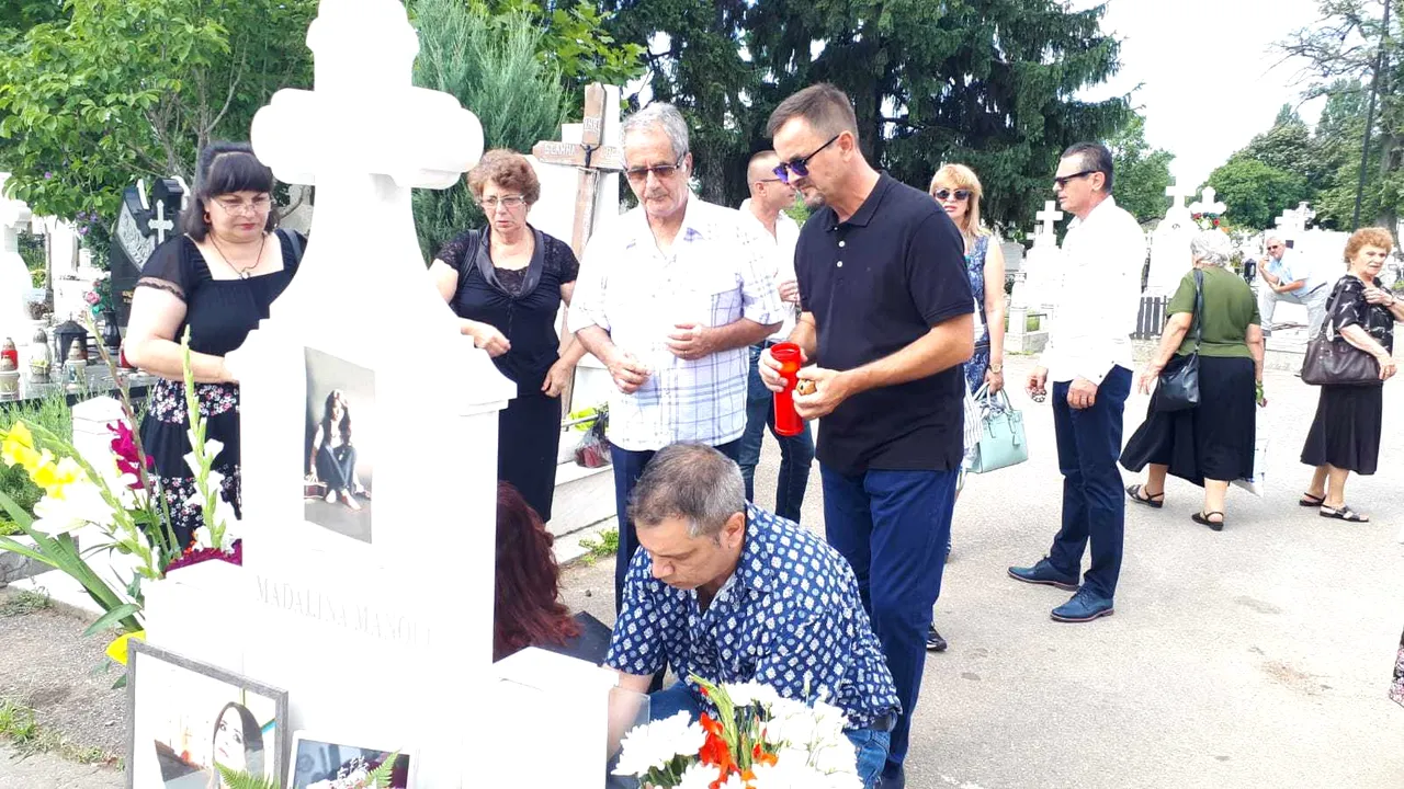 S-au împlinit opt ani de la moartea Mădălinei Manole. Zeci de oameni s-au strâns la mormântul artistei, unde a fost şi tatăl său: Nu mor până nu aflu adevărul | VIDEO