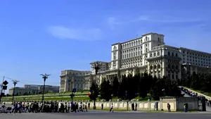 Angajații Senatului cer îndepărtarea antenelor de pe Parlament: „Generează radiații”