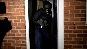 VIDEO Poliţia din Marea Britanie a publicat imagini de la descinderile de la petrecerile ilegale. 150 de persoane, într-un club de noapte improvizat