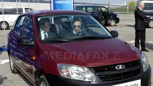 Putin a încercat să promoveze noul model de Lada, însă maşina nu a pornit decât la a cincea cheie - FOTO, VIDEO