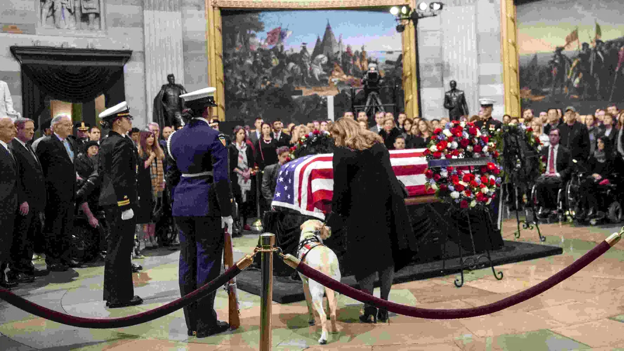 Funeraliile lui Georrge H.V. Bush au început la Washington. Printre participanţi se află Angela Merkel şi Jimmy Carter
