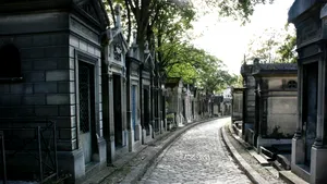 Doi români, urmăriți penal în Franța pentru profanarea unor morminte din 15 cimitire