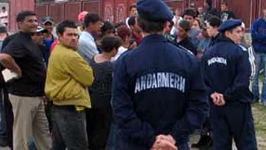 Trei jandarmi, răniţi de un bucureştean