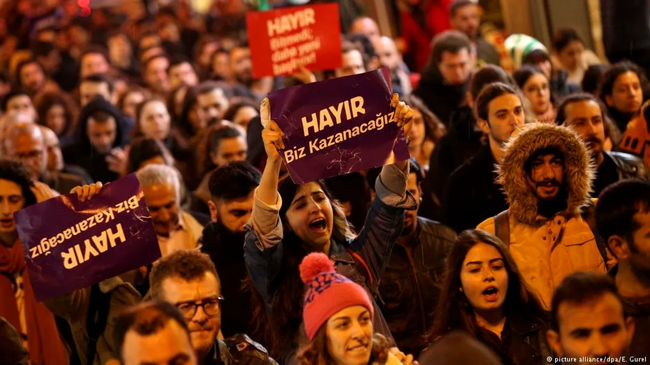 VIDEO Cel puţin 49 de persoane, REŢINUTE în Turcia în timpul protestelor faţă de referendum