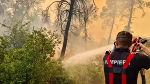 Cei 142 de pompieri români, plecaţi să ajute la stingerea incendiilor de vegetaţie, au ajuns cu bine în Grecia