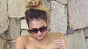 Jessica Alba, la plajă de Anul Nou: Actriţa de 31 de ani, în costum de baie - FOTO