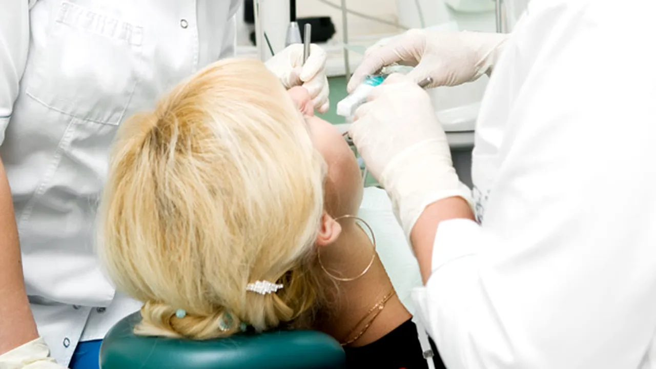 Buzău: Un bărbat reclamă că un stomatolog i-a scăpat pe gât un ac cu care îi obtura un canal dentar