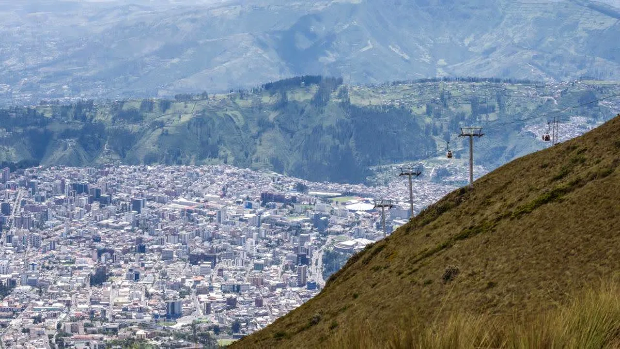 Ecuador: zeci de persoane au rămas blocate în una dintre cele mai înalte telecabine din lume