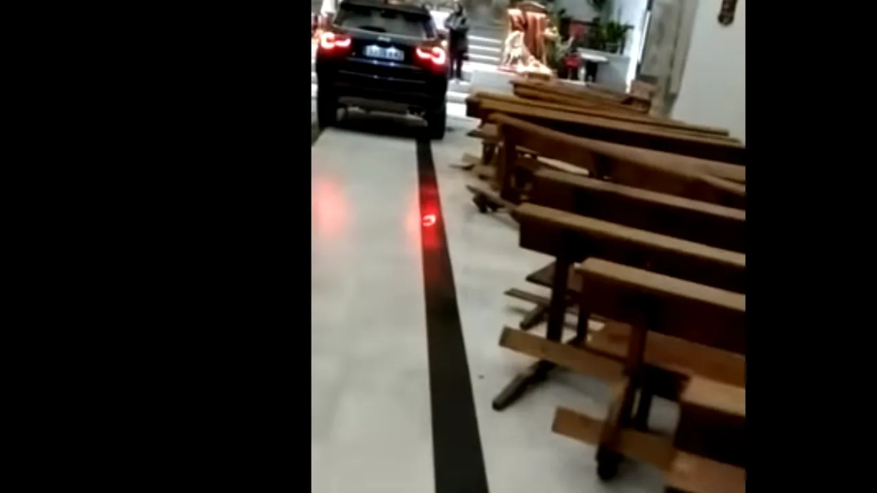 VIDEO | A intrat cu maşina în biserică şi s-a oprit la câţiva metri de altar. Cum şi-a motivul gestul tânărul şofer