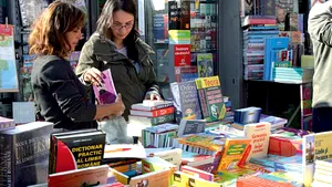 Ministerul Educaţiei va continua cu soluţia decontării manualelor pentru elevii de a XI-a şi a XII-a. VIDEO