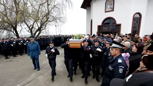 Pilotul elicopterului prăbuşit în lacul Siutghiol, condus pe ultimul drum de sute de persoane