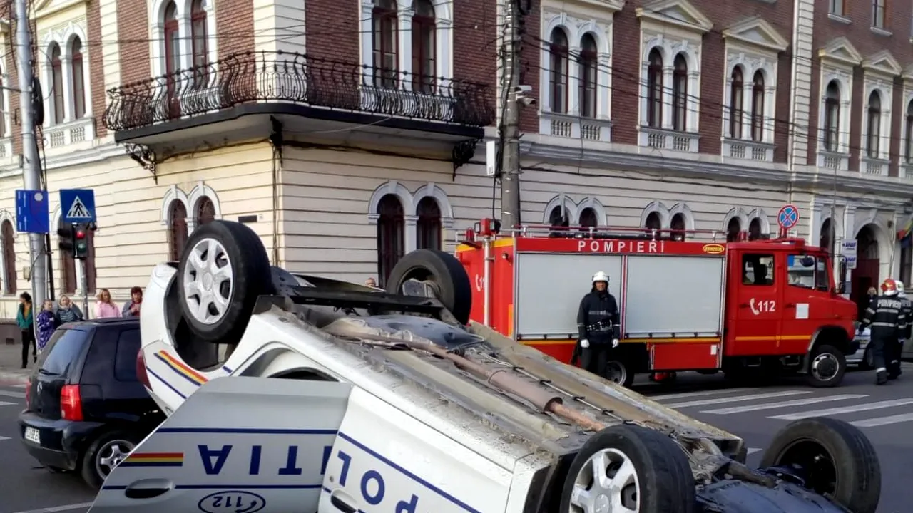 Misiune eşuată. Maşină de poliţie, răsturnată în centrul Clujului după ce a fost lovită în plin de un alt vehicul