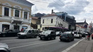 Şofer încătuşat de Poliţia Locală: Maşina a fost abandonată în stradă şi a blocat traficul