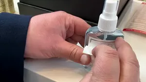 Apă de colonie, vândută ca dezinfectant de mâini. ANPC anunţă controale în toată ţara 