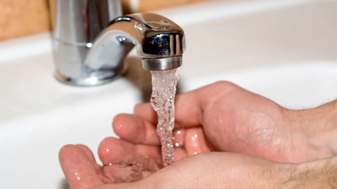 Populaţia din 4 oraşe, avertizată SĂ NU CONSUME apa de la robinet