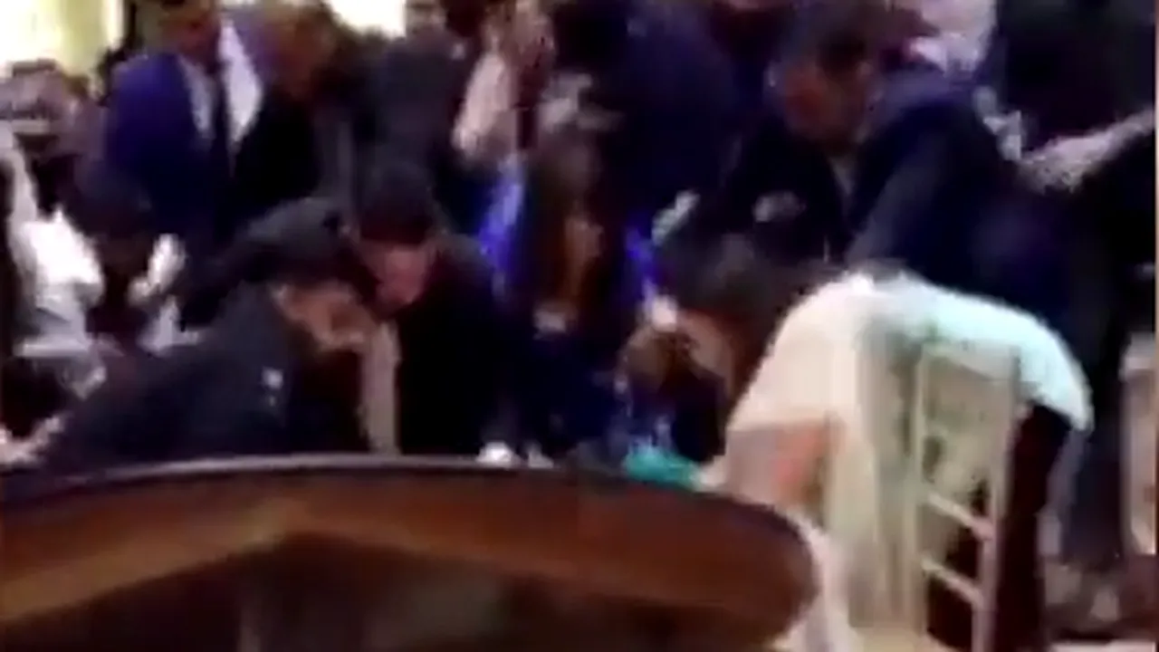 VIDEO | Bătaie în toată regula la o nuntă din Canada: „Săraca mireasă şi săracul mire”