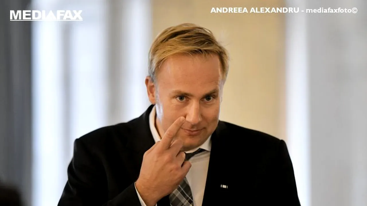 Victor Costache neagă că ar oferi consultaţii la clinica sa privată, în zilele de miercuri. „Noi operăm în weekend”
