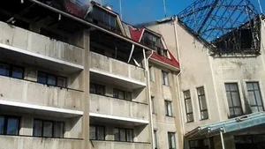 Clădirea principală de la baza de pregătire a echipei lui Mircea Lucescu, Şahtior Doneţk, distrusă de obuze de artilerie