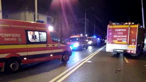 Accident cumplit în Sibiu: Un tânăr de 19 ani a murit şi alţi 2 au fost răniţi după ce maşina lor a intrat într-un stâlp - FOTO