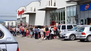 Înghesuială înregistrată la un magazin din comuna Floreşti, judeţul Cluj. Poliţiştii au aplicat o amendă de doar 500 de lei