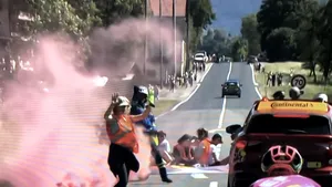 Etapa a zecea a Turului Franţei a fost întreruptă. Câţiva activişti de mediu au blocat şoseaua