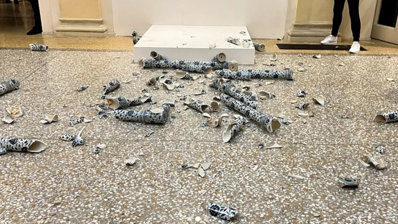 Un bărbat a distrus sculptura unui artist chinez expusă la o expoziţie din Italia