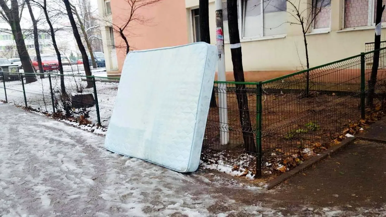 Scaune, saltele şi ambalaje de mari dimensiuni sunt aruncate pe străzile din Sectorul 3