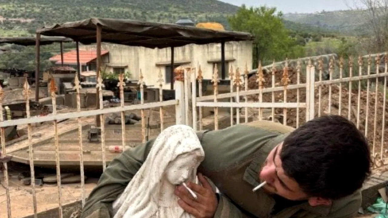 Armata israeliană investighează un soldat fotografiat în timp ce profana o statuie a Fecioarei Maria în Liban