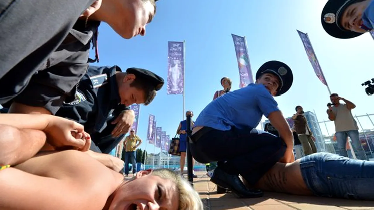 Topless la finala Euro-2012: Militantele de la Femen s-au dezbrăcat în faţa stadionului Olimpic din Kiev - FOTO
