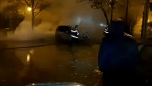 VIDEO| O maşină s-a făcut scrum şi alta a ars parţial, pe o stradă din Slatina