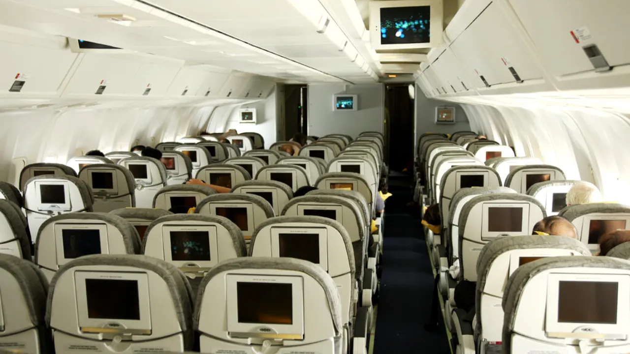 Toți călătorii sunt îndemnați să evite purtarea unei singure culori atunci când merg cu avionul