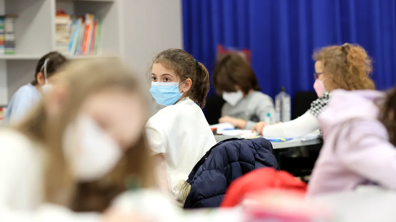 Program de monitorizare a calităţii aerului din şcoli. Senzori instalaţi în 17 unităţi de învăţământ din mai multe sectoare